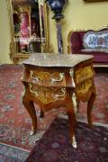 Comodino stile Luigi XV a due cassetti intarsiato