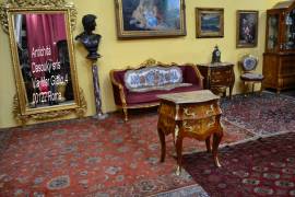 Comodino stile Luigi XV a due cassetti intarsiato