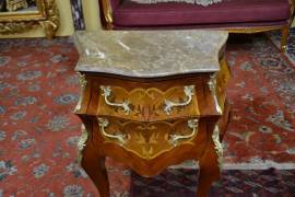 Comodino stile Luigi XV a due cassetti intarsiato