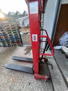 Carrello elevatore manuale – 1000 kg a 2500 mm Carrello elevatore manuale – 1000 kg a 2500 mm