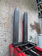 Carrello elevatore manuale – 1000 kg a 2500 mm Carrello elevatore manuale – 1000 kg a 2500 mm