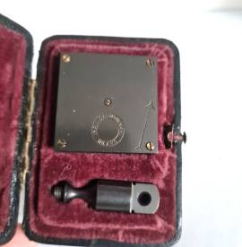 Antico squadro agrimensorio  a prismi tascabile  ing. A. Salmoiraghi Milano ,