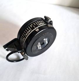 Bussola prismatica  militare vintage ASET  S.p.A. Torino  L.P.E. Roma n° 48187    . In ottimo stato.