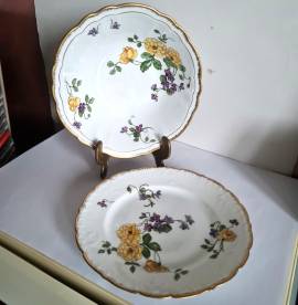 Piatti decoro con  floreale  firmati A.S.  Realizzate su  ceramiche lombarde come da foto .Dimension