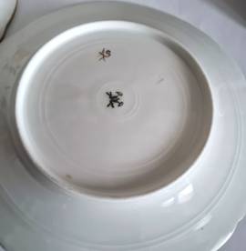 Piatti decoro con  floreale  firmati A.S.  Realizzate su  ceramiche lombarde come da foto .Dimension