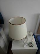 Lampada da tavolo o comodino con paralume.