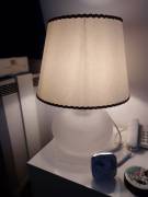 Lampada da tavolo o comodino con paralume.