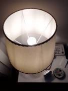 Lampada da tavolo o comodino con paralume.