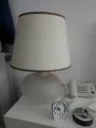 Lampada da tavolo o comodino con paralume.