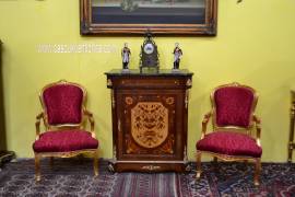 Coppia di poltrone dorate stile Luigi XV in tessuto rosso