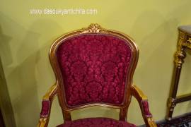 Coppia di poltrone dorate stile Luigi XV in tessuto rosso