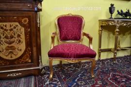 Coppia di poltrone dorate stile Luigi XV in tessuto rosso