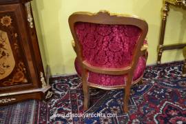 Coppia di poltrone dorate stile Luigi XV in tessuto rosso