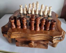 Scacchiera da tavolo vintage in legno realizzata  a mano  con cassetti ,completa di 32 pezzi . Dimen