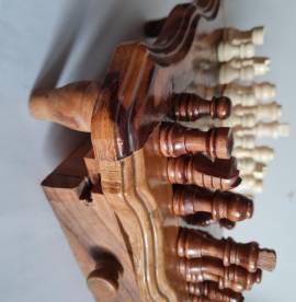 Scacchiera da tavolo vintage in legno realizzata  a mano  con cassetti ,completa di 32 pezzi . Dimen