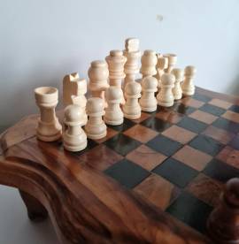 Scacchiera da tavolo vintage in legno realizzata  a mano  con cassetti ,completa di 32 pezzi . Dimen