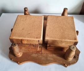 Scacchiera da tavolo vintage in legno realizzata  a mano  con cassetti ,completa di 32 pezzi . Dimen