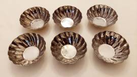 6 ciotole tonde in silver plated, anni 80, lavorazione tipo petali, balzati all' interno