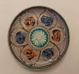 Piatto in ceramica di Deruta dipinto a mano con un decoro caratteristic