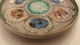 Piatto in ceramica di Deruta dipinto a mano con un decoro caratteristic