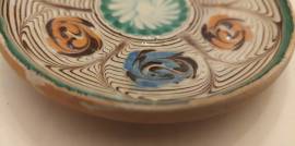 Piatto in ceramica di Deruta dipinto a mano con un decoro caratteristic