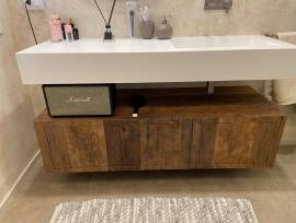 Tavoli realizzati da travi in legno antico di recupero Tavoli realizzati da travi in legno antico di recupero