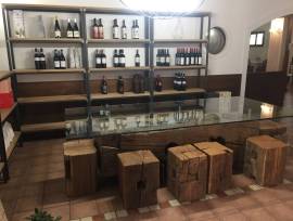 Tavoli realizzati da travi in legno antico di recupero