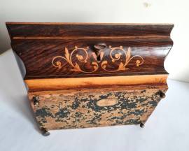 Antica scatola  a urna in  legno, portagioie con serratura  funzionante e chiave originali. Un piedi