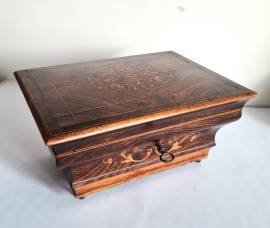 Antica scatola  a urna in  legno, portagioie con serratura  funzionante e chiave originali. Un piedi