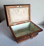 Antica scatola  a urna in  legno, portagioie con serratura  funzionante e chiave originali. Un piedi