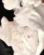 Cane  porcellana di Meissen  seduto con mantello marrone e bianco, testa girata . Marchio di spade i