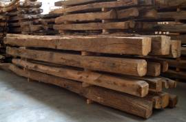 Elementi in legno di recupero per la realizzazione di pergole