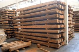 Elementi in legno di recupero per la realizzazione di pergole