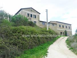 Rif. 509 casale con 6 ettari vic Giano dell'Umbria