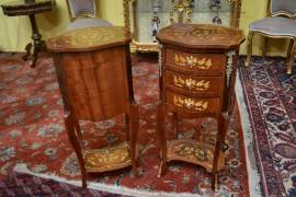 Coppia di comodini-tavolini intarsiati a tre cassetti stile Luigi XV