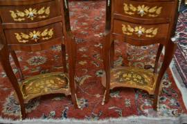 Coppia di comodini-tavolini intarsiati a tre cassetti stile Luigi XV
