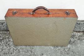 Tavolo  Picnic pieghevole   d'epoca  in legno  ,  dotazione  di   N° 4 eleganti  sedie  con schienal