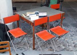 Tavolo  Picnic pieghevole   d'epoca  in legno  ,  dotazione  di   N° 4 eleganti  sedie  con schienal