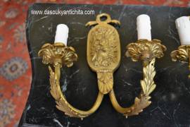 Coppia di lampade-applique da parete in ottone dorato