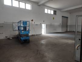 Capannone industriale di 290 mq con piazzale antistante 