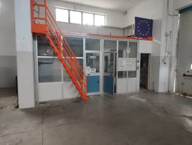 Capannone industriale di 290 mq con piazzale antistante 