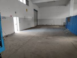 Capannone industriale di 290 mq con piazzale antistante 