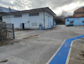 Capannone industriale di 290 mq con piazzale antistante 