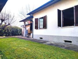 Villa bifamiliare con ampio giardino