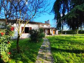 Villa bifamiliare con ampio giardino