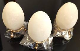 UOVA SCULTURE IN ALABASTRO.