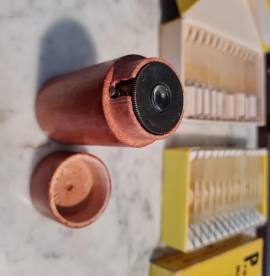 Microscopio   d'epoca   da tasca    in ottone  laccato  , custodia  in   legno , funzionante  