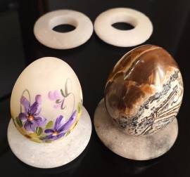 UOVA IN MARMO ED ALABASTRO DECORATO.