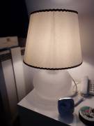 Lampada da tavolo o comodino con paralume.