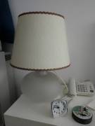Lampada da tavolo o comodino con paralume.